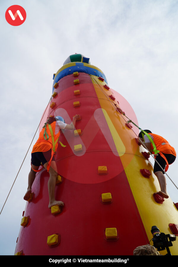 Cho thuê núi hơi, cho thuê nhà hơi leo núi khổng lồ, cho thuê dụng cụ tổ chức team building, dụng cụ trò chơi team building